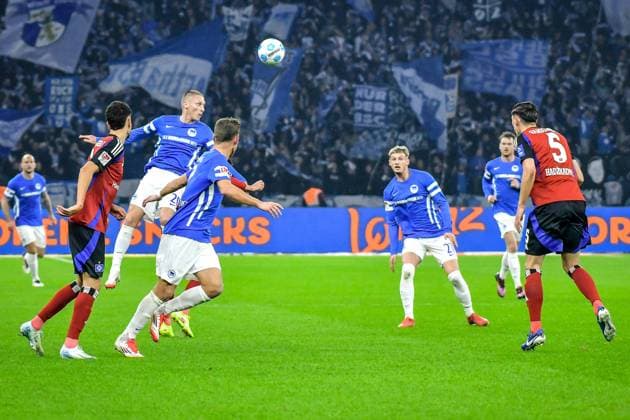 25.01.2025, xlakx, Fussball 2.Bundesliga, Hertha BSC Berlin - Hamburger SV emspor, v.l. Pal Dardai (Hertha BSC 20),Dennis Hadzikadunic (Hamburger SV 5),Zweikampf, Duell, Kampf, tackle (DFL DFB REGULATIONS PROHIBIT ANY USE OF PHOTOGRAPHS as IMAGE SEQUENCES and or QUASI-VIDEO) Daniel Lakomski Jan Huebner Berlin