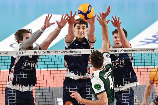 GER; 1.VBL, SVG Lueneburg vs FT 1844 Freiburg 25.01.2025, LKH Arena, Lueneburg, GER; 1. VBL, SVG Lueneburg vs FT 1844 Freiburg im Bild Kevin Kobrine (Freiburg 04) versucht sich gegen Michael Patrick Wright (Lueneburg 03), Joscha Kunstmann (Lueneburg 07) und Theo Mohwinkel (Lueneburg 08) durchzusetzen