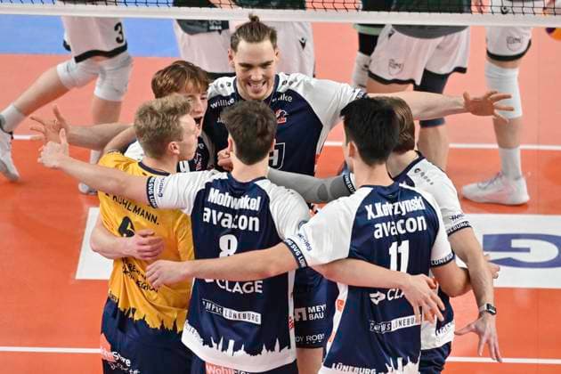 GER; 1.VBL, SVG Lueneburg vs FT 1844 Freiburg 25.01.2025, LKH Arena, Lueneburg, GER; 1. VBL, SVG Lueneburg vs FT 1844 Freiburg im Bild die Lueneburger Mannschaft jubelt