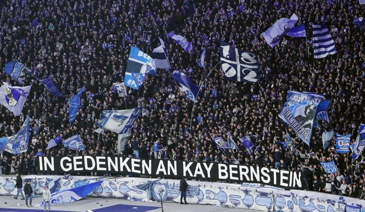 Plakat, Transparent der Herthafans: in Gedenken an Kay Bernstein Fußball Fussball DFL 2.Bundesliga Herren 19. Spieltag Saison 2024 2025 25.12.2024 Hertha BSC Berlin vs. Hamburger SV HSV DFL regulations prohibit any use of photographs as image sequences and or quasi-video