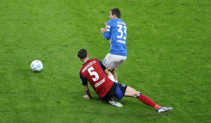 Dennis Hadzikadunic, Michal Karbownik Zweikampf Spielszene Aktion Fußball Fussball DFL 2.Bundesliga Herren 19. Spieltag Saison 2024 2025 25.12.2024 Hertha BSC Berlin vs. Hamburger SV HSV DFL regulations prohibit any use of photographs as image sequences and or quasi-video