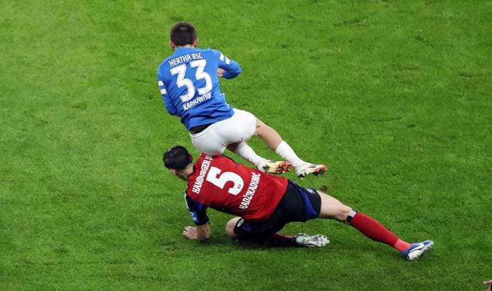 Dennis Hadzikadunic, Michal Karbownik Zweikampf Spielszene Aktion Fußball Fussball DFL 2.Bundesliga Herren 19. Spieltag Saison 2024 2025 25.12.2024 Hertha BSC Berlin vs. Hamburger SV HSV DFL regulations prohibit any use of photographs as image sequences and or quasi-video
