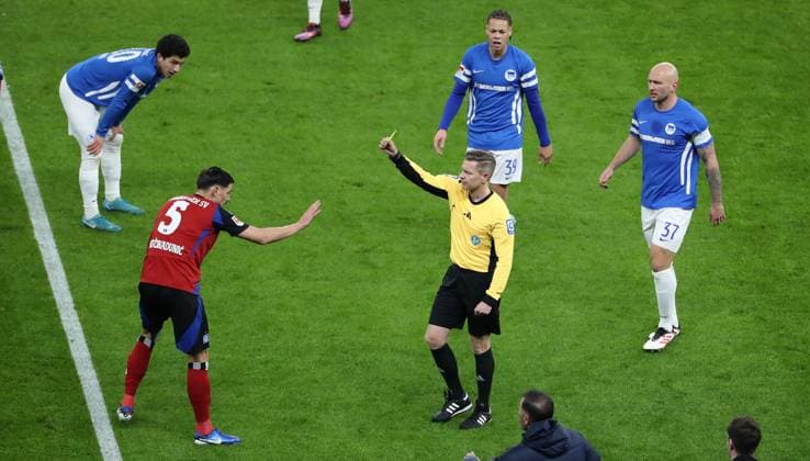 Schiedsrichter Tobias Welz gelbe Karte für Dennis Hadzikadunic Fußball Fussball DFL 2.Bundesliga Herren 19. Spieltag Saison 2024 2025 25.12.2024 Hertha BSC Berlin vs. Hamburger SV HSV DFL regulations prohibit any use of photographs as image sequences and or quasi-video