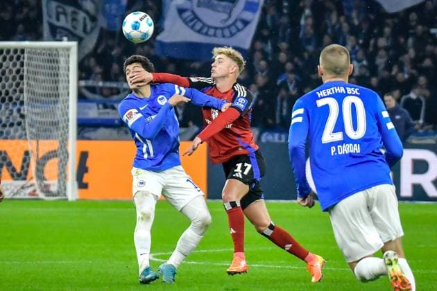 25.01.2025, xlakx, Fussball 2.Bundesliga, Hertha BSC Berlin - Hamburger SV emspor, v.l. Ibrahim Maza (Hertha BSC 10),Adam Karabec (Hamburger SV 17),Zweikampf, Duell, Kampf, tackle (DFL DFB REGULATIONS PROHIBIT ANY USE OF PHOTOGRAPHS as IMAGE SEQUENCES and or QUASI-VIDEO) Daniel Lakomski Jan Huebner Berlin