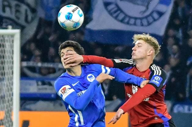 Sport Themen der Woche KW04 Sport Bilder des Tages 25.01.2025, xlakx, Fussball 2.Bundesliga, Hertha BSC Berlin - Hamburger SV emspor, v.l. Ibrahim Maza (Hertha BSC 10),Adam Karabec (Hamburger SV 17),Zweikampf, Duell, Kampf, tackle (DFL DFB REGULATIONS PROHIBIT ANY USE OF PHOTOGRAPHS as IMAGE SEQUENCES and or QUASI-VIDEO) Daniel Lakomski Jan Huebner Berlin *** 25 01 2025, xlakx, Soccer 2 Bundesliga, Hertha BSC Berlin Hamburger SV emspor, v l Ibrahim Maza Hertha BSC 10 ,Adam Karabec Hamburger SV 17 ,duel, duel, fight, tackle DFL DFB REGULATIONS PROHIBIT ANY USE OF PHOTOGRAPHS as IMAGE SEQUENCES and or QUASI VIDEO Daniel Lakomski Jan Huebner Berlin Daniel Lakomski