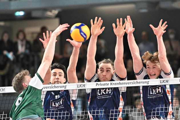 GER; 1.VBL, SVG Lueneburg vs FT 1844 Freiburg 25.01.2025, LKH Arena, Lueneburg, GER; 1. VBL, SVG Lueneburg vs FT 1844 Freiburg im Bild Anton Jung (Freiburg 08) versucht sich gegen Xander Ketrzynski (Lueneburg 11), Simon Torwie (Lueneburg 01) und Oskar Espeland (Lueneburg 09) durchzusetzen