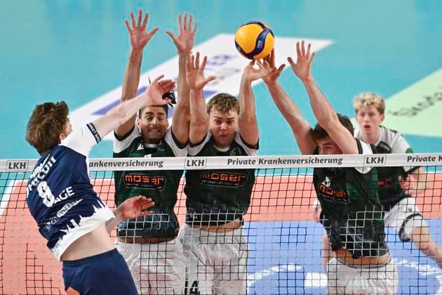 GER; 1.VBL, SVG Lueneburg vs FT 1844 Freiburg 25.01.2025, LKH Arena, Lueneburg, GER; 1. VBL, SVG Lueneburg vs FT 1844 Freiburg im Bild Oskar Espeland (Lueneburg 09) versucht sich gegen Kevin Kobrine (Freiburg 04), Liam Kristjanson (Freiburg 12) und Charles Figy (Freiburg 14) durchzusetzen