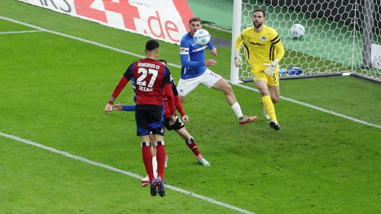 Davie Selke erzielt das Tor zum 0:1 gegen Torwart Marius Gersbeck Zweikampf Spielszene Aktion Fußball Fussball DFL 2.Bundesliga Herren 19. Spieltag Saison 2024 2025 25.12.2024 Hertha BSC Berlin vs. Hamburger SV HSV DFL regulations prohibit any use of photographs as image sequences and or quasi-video