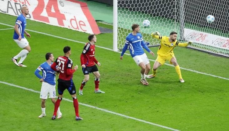 Davie Selke erzielt das Tor zum 0:1 gegen Torwart Marius Gersbeck Zweikampf Spielszene Aktion Fußball Fussball DFL 2.Bundesliga Herren 19. Spieltag Saison 2024 2025 25.12.2024 Hertha BSC Berlin vs. Hamburger SV HSV DFL regulations prohibit any use of photographs as image sequences and or quasi-video