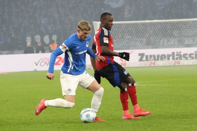 DEU, DFL, 2. FBL, Hertha BSC vs. Hambuerger SV, 25.01.2025, Berliner Olympiastadion, Berlin, DEU, DFL, 2. FBL, Hertha BSC vs. Hambuerger SV, im Bild Michael Cuisance (Hertha BSC Berlin 27), Jean-Luc Dompe (Hamburger SV 7)a0löäÕ DFL - regulations prohibit any use of Photographs as image sequences and or quasi-video Foto: Juergen Engler nordphoto GmbH