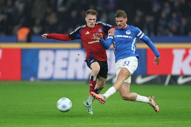 1. Fußball Bundesliga Hertha BSC - Hamburger SV Emir Sahiti (HSV 29) im Zweikampf mit Márton Dárdai (Hertha BSC Berlin 31) während der Begegnung in der 1. Fußball Bundesliga Hertha BSC - Hamburger SV in Berlin, Olympiastadion, am 25.01.2025. DFB regulations prohibit any use of photographs as image sequences and or quasi video.