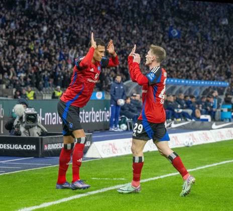 Fussball, Herren, Saison 2024 2025, 2. Bundesliga (19. Spieltag), Hertha BSC - Hamburger SV, v. l. Davie Selke (Hamburger SV), Emir Sahiti (Hamburger SV), Jubel nach Tor zum 1:0, 25.01. 2025,