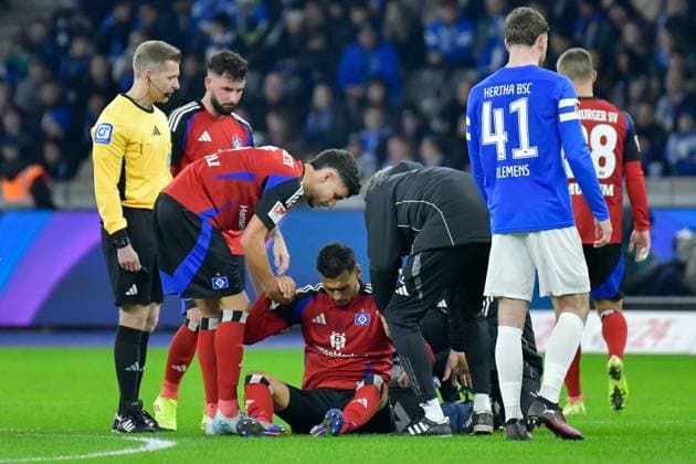 25.01.2025, xlakx, Fussball 2.Bundesliga, Hertha BSC Berlin - Hamburger SV emspor, v.l. Davie Selke (Hamburger SV 27),verletzt auf dem Rasen (DFL DFB REGULATIONS PROHIBIT ANY USE OF PHOTOGRAPHS as IMAGE SEQUENCES and or QUASI-VIDEO) Daniel Lakomski Jan Huebner Berlin