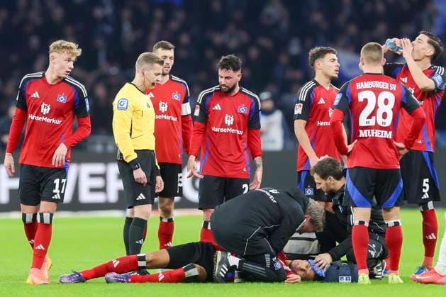 Davie Selke (Hamburger SV) liegt verletzt auf dem Rasen und wird danach ausgewechselt, 2. Bundesliga, Hertha BSC vs Hamburger SV, Olympiastadion am 25. January 2025 in Berlin, Deutschland. (Foto von Marco Steinbrenner DeFodi Images) Davie Selke (Hamburger SV) lies injured on the pitch and is then substituted, 2. Bundesliga, Hertha BSC vs Hamburger SV, Olympiastadion, January 25, 2025 in Berlin, Germany. (Photo by Marco Steinbrenner DeFodi Images) DFB DFL REGULATIONS PROHIBIT ANY USE OF PHOTOGRAPHS AS IMAGE SEQUENCES AND OR QUASI-VIDEO. Defodi-700_berlin_hsv_20250125_035