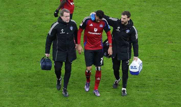 Davie Selke geht mit Kopfverletzung vom Platz Fußball Fussball DFL 2.Bundesliga Herren 19. Spieltag Saison 2024 2025 25.12.2024 Hertha BSC Berlin vs. Hamburger SV HSV DFL regulations prohibit any use of photographs as image sequences and or quasi-video