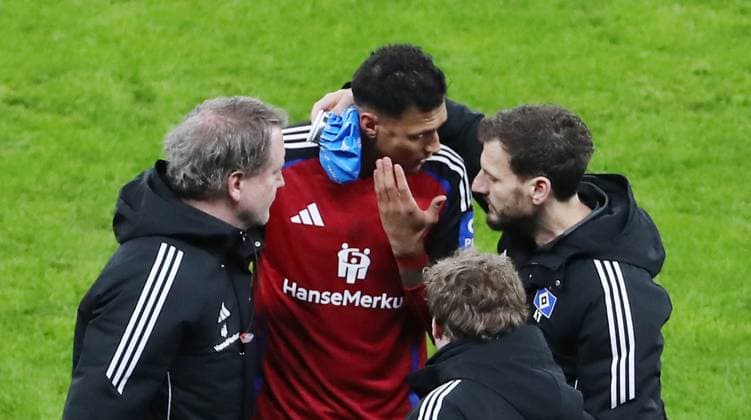 Bilder des Jahres 2025, Sport 01 Januar Sport Themen der Woche KW04 Sport Bilder des Tages Davie Selke geht mit Kopfverletzung vom Platz Fußball Fussball DFL 2.Bundesliga Herren 19. Spieltag Saison 2024 2025 25.12.2024 Hertha BSC Berlin vs. Hamburger SV HSV DFL regulations prohibit any use of photographs as image sequences and or quasi-video *** Davie Selke walks off the pitch with a head injury Sport Football Soccer DFL 2 Bundesliga Men 19 Matchday Season 2024 2025 25 12 2024 Hertha BSC Berlin vs Hamburger SV HSV DFL regulations prohibit any use of photographs as image sequences and or quasi video