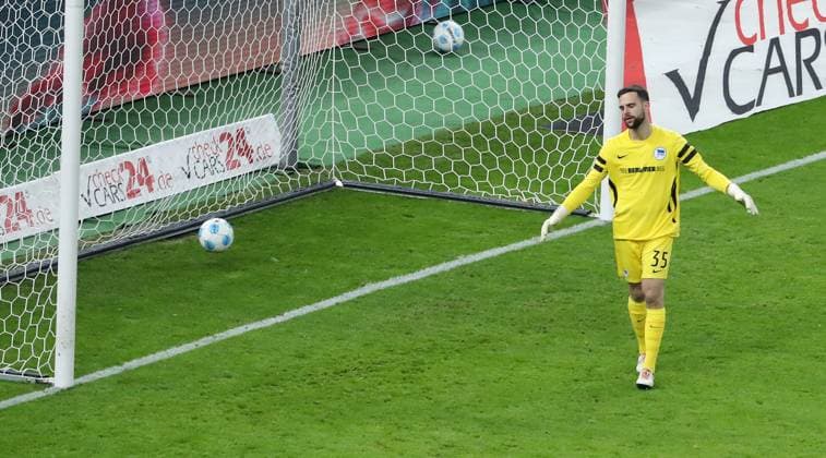 Torwart Marius Gersbeck enttäuscht nach Spielende Enttäuschung Fußball Fussball DFL 2.Bundesliga Herren 19. Spieltag Saison 2024 2025 25.12.2024 Hertha BSC Berlin vs. Hamburger SV HSV DFL regulations prohibit any use of photographs as image sequences and or quasi-video