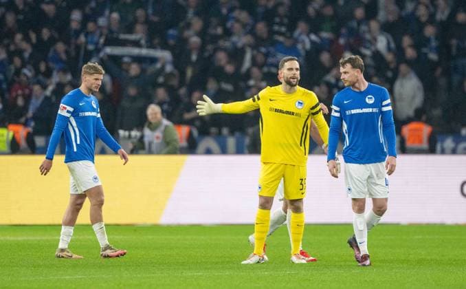 Fussball, Herren, Saison 2024 2025, 2. Bundesliga (19. Spieltag), Hertha BSC - Hamburger SV, v. l. Marton Dardai (Hertha BSC), Torwart Marius Gersbeck (Hertha BSC), Pascal Klemens (Hertha BSC) nach dem Gegentor zum 0:2, 25.01. 2025,