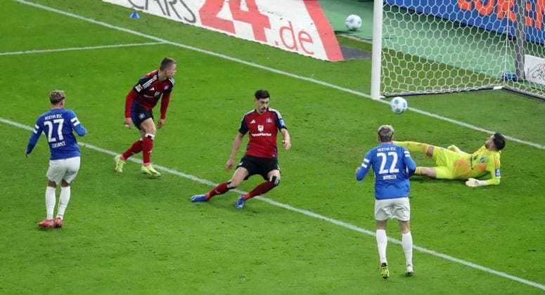 Michael Cuisance erzielt das Tor zum 1:2 Fußball Fussball DFL 2.Bundesliga Herren 19. Spieltag Saison 2024 2025 25.12.2024 Hertha BSC Berlin vs. Hamburger SV HSV DFL regulations prohibit any use of photographs as image sequences and or quasi-video