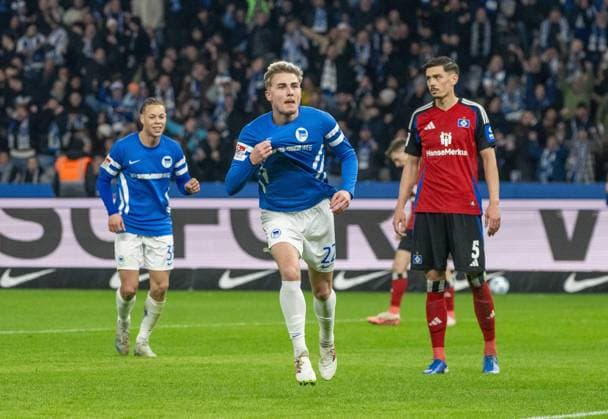 Fussball, Herren, Saison 2024 2025, 2. Bundesliga (19. Spieltag), Hertha BSC - Hamburger SV, v. l. Marten Winkler (Hertha BSC), Jubel nach Tor zum 2:2, Dennis Hadzikadunic (Hamburger SV), 25.01. 2025,