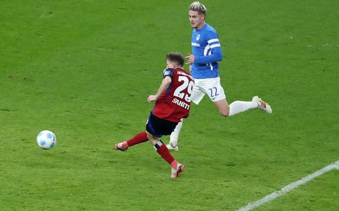 Emir Sahiti erzielt das Tor zum 2:3, Marten Winkler Zweikampf Spielszene Aktion Fußball Fussball DFL 2.Bundesliga Herren 19. Spieltag Saison 2024 2025 25.12.2024 Hertha BSC Berlin vs. Hamburger SV HSV DFL regulations prohibit any use of photographs as image sequences and or quasi-video