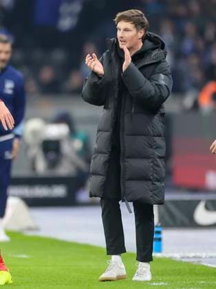 Trainer Merlin Polzin (Hamburger SV) jubelt, 2. Bundesliga, Hertha BSC vs Hamburger SV, Olympiastadion am 25. January 2025 in Berlin, Deutschland. (Foto von Marco Steinbrenner DeFodi Images) Trainer Merlin Polzin (Hamburger SV) cheers, 2. Bundesliga, Hertha BSC vs Hamburger SV, Olympiastadion, January 25, 2025 in Berlin, Germany. (Photo by Marco Steinbrenner DeFodi Images) DFB DFL REGULATIONS PROHIBIT ANY USE OF PHOTOGRAPHS AS IMAGE SEQUENCES AND OR QUASI-VIDEO. Defodi-700_berlin_hsv_20250125_047
