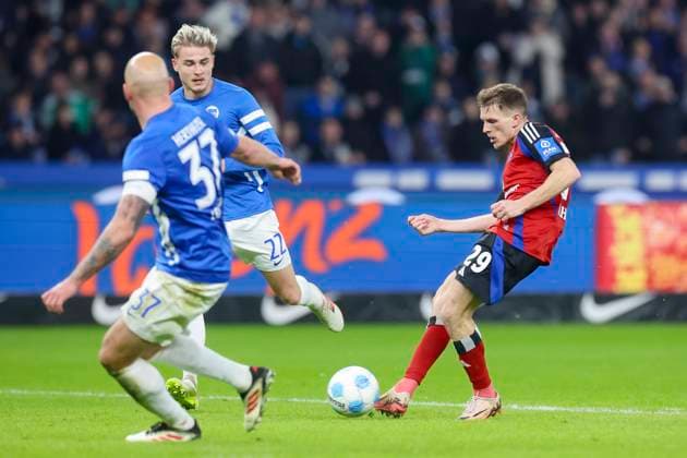 Emir Sahiti (Hamburger SV) erzielt mit diesem Schuss das Tor zum 2:3, 2. Bundesliga, Hertha BSC vs Hamburger SV, Olympiastadion am 25. January 2025 in Berlin, Deutschland. (Foto von Marco Steinbrenner DeFodi Images) Emir Sahiti (Hamburger SV) scores the goal with this shot to make it 2:3, 2. Bundesliga, Hertha BSC vs Hamburger SV, Olympiastadion, January 25, 2025 in Berlin, Germany. (Photo by Marco Steinbrenner DeFodi Images) DFB DFL REGULATIONS PROHIBIT ANY USE OF PHOTOGRAPHS AS IMAGE SEQUENCES AND OR QUASI-VIDEO. Defodi-700_berlin_hsv_20250125_057