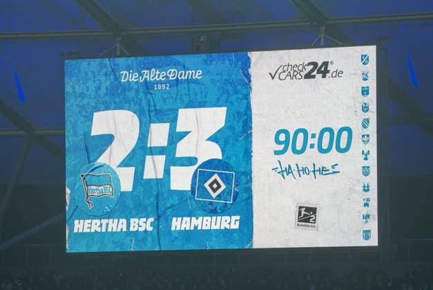 Fussball, Herren, Saison 2024 2025, 2. Bundesliga (19. Spieltag), Hertha BSC - Hamburger SV, Anzeigetafel mit 2:3-Endstand, 25.01. 2025,