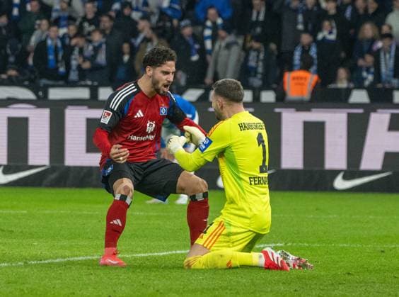 Fussball, Herren, Saison 2024 2025, 2. Bundesliga (19. Spieltag), Hertha BSC - Hamburger SV, v. l. Ludovit Reis (Hamburger SV), Torwart Daniel Heuer Fernandes (Hamburger SV), Jubel nach dem Abpfiff, 25.01. 2025,