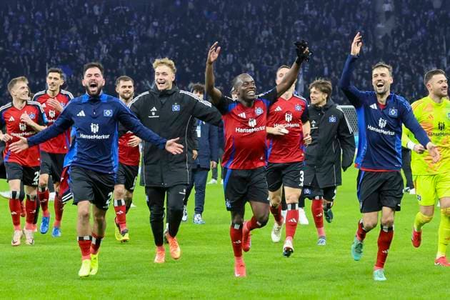 Marco Richter (Hamburger SV), Jean-Luc Dompe (Hamburger SV) und Jonas Meffert (Hamburger SV) jubeln, 2. Bundesliga, Hertha BSC vs Hamburger SV, Olympiastadion am 25. January 2025 in Berlin, Deutschland. (Foto von Marco Steinbrenner DeFodi Images) Marco Richter (Hamburger SV), Jean-Luc Dompe (Hamburger SV) und Jonas Meffert (Hamburger SV) cheer, 2. Bundesliga, Hertha BSC vs Hamburger SV, Olympiastadion, January 25, 2025 in Berlin, Germany. (Photo by Marco Steinbrenner DeFodi Images) DFB DFL REGULATIONS PROHIBIT ANY USE OF PHOTOGRAPHS AS IMAGE SEQUENCES AND OR QUASI-VIDEO. Defodi-700_berlin_hsv_20250125_061