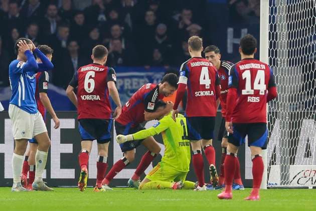 Torhueter Daniel Heuer Fernandes (Hamburger SV) jubelt nach seinem gehaltenen Ball in der Nachspielzeit mit den Mannschaftskollegen, 2. Bundesliga, Hertha BSC vs Hamburger SV, Olympiastadion am 25. January 2025 in Berlin, Deutschland. (Foto von Marco Steinbrenner DeFodi Images) Torhueter Daniel Heuer Fernandes (Hamburger SV) celebrates with his team-mates after saving the ball in injury time, 2. Bundesliga, Hertha BSC vs Hamburger SV, Olympiastadion, January 25, 2025 in Berlin, Germany. (Photo by Marco Steinbrenner DeFodi Images) DFB DFL REGULATIONS PROHIBIT ANY USE OF PHOTOGRAPHS AS IMAGE SEQUENCES AND OR QUASI-VIDEO. Defodi-700_berlin_hsv_20250125_066 Defodi-700 DFB DFL REGULATIONS PROHIBIT ANY USE OF PHOTOGRAPHS AS IMAGE SEQUENCES AND OR QUASI-VIDEO.
