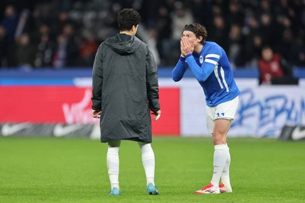 1. Fußball Bundesliga Hertha BSC - Hamburger SV Ende, Abpfiff, Fabian Reese (Hertha BSC Berlin 11) enttäuscht, diskutiert mit Ibrahim Maza (Hertha BSC Berlin 10), während der Begegnung in der 1. Fußball Bundesliga Hertha BSC - Hamburger SV in Berlin, Olympiastadion, am 25.01.2025. DFB regulations prohibit any use of photographs as image sequences and or quasi video.