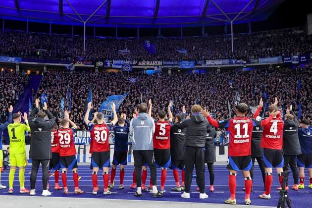 Die Spieler des Hamburger SV feiern den Auswaertssieg vor dem Fanblock, 2. Bundesliga, Hertha BSC vs Hamburger SV, Olympiastadion am 25. January 2025 in Berlin, Deutschland. (Foto von Marco Steinbrenner DeFodi Images) The Hamburger SV players celebrate the away win in front of the fan block, 2. Bundesliga, Hertha BSC vs Hamburger SV, Olympiastadion, January 25, 2025 in Berlin, Germany. (Photo by Marco Steinbrenner DeFodi Images) DFB DFL REGULATIONS PROHIBIT ANY USE OF PHOTOGRAPHS AS IMAGE SEQUENCES AND OR QUASI-VIDEO. Defodi-700_berlin_hsv_20250125_069