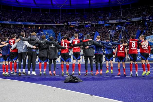 Die Spieler des Hamburger SV feiern den Auswaertssieg vor dem Fanblock, 2. Bundesliga, Hertha BSC vs Hamburger SV, Olympiastadion am 25. January 2025 in Berlin, Deutschland. (Foto von Marco Steinbrenner DeFodi Images) The Hamburger SV players celebrate the away win in front of the fan block, 2. Bundesliga, Hertha BSC vs Hamburger SV, Olympiastadion, January 25, 2025 in Berlin, Germany. (Photo by Marco Steinbrenner DeFodi Images) DFB DFL REGULATIONS PROHIBIT ANY USE OF PHOTOGRAPHS AS IMAGE SEQUENCES AND OR QUASI-VIDEO. Defodi-700_berlin_hsv_20250125_071