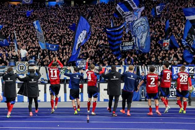 Die Spieler des Hamburger SV feiern den Auswaertssieg vor dem Fanblock, 2. Bundesliga, Hertha BSC vs Hamburger SV, Olympiastadion am 25. January 2025 in Berlin, Deutschland. (Foto von Marco Steinbrenner DeFodi Images) The Hamburger SV players celebrate the away win in front of the fan block, 2. Bundesliga, Hertha BSC vs Hamburger SV, Olympiastadion, January 25, 2025 in Berlin, Germany. (Photo by Marco Steinbrenner DeFodi Images) DFB DFL REGULATIONS PROHIBIT ANY USE OF PHOTOGRAPHS AS IMAGE SEQUENCES AND OR QUASI-VIDEO. Defodi-700_berlin_hsv_20250125_072