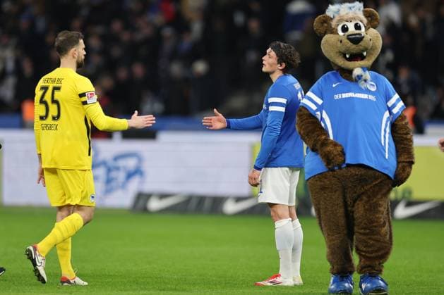 1. Fußball Bundesliga Hertha BSC - Hamburger SV Ende, Abpfiff, Fabian Reese (Hertha BSC Berlin 11) enttäuscht, klatscht ab mit Marius Gersbeck (Hertha BSC Berlin 35), während der Begegnung in der 1. Fußball Bundesliga Hertha BSC - Hamburger SV in Berlin, Olympiastadion, am 25.01.2025. DFB regulations prohibit any use of photographs as image sequences and or quasi video.