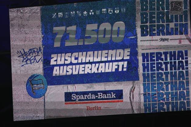 1. Fußball Bundesliga Hertha BSC - Hamburger SV Die Anzeigetafel im Olympiastation zeigt die Zuschaueranzahl 71.500 - Ausverkauft-, während der Begegnung in der 1. Fußball Bundesliga Hertha BSC - Hamburger SV in Berlin, Olympiastadion, am 25.01.2025. DFB regulations prohibit any use of photographs as image sequences and or quasi video.