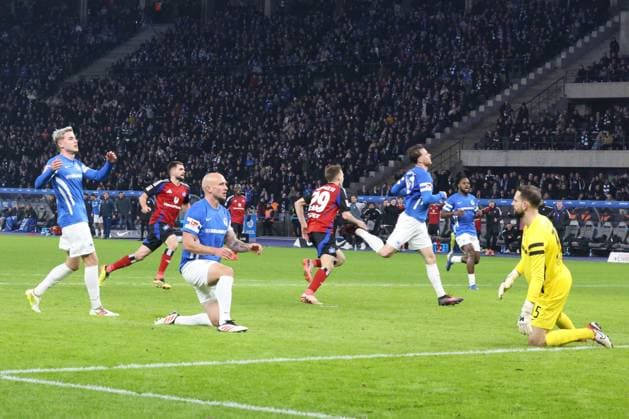 DEU, DFL, 2. FBL, Hertha BSC vs. Hambuerger SV, 25.01.2025, Berliner Olympiastadion, Berlin, DEU, DFL, 2. FBL, Hertha BSC vs. Hambuerger SV, im Bild 2:3 durch Emir Sahiti (Hamburger SV 29), Marius Gersbeck (Hertha BSC Berlin 35), Toni Leistner (Hertha BSC Berlin 37), Marten Winkler (Hertha BSC Berlin 22) DFL - regulations prohibit any use of Photographs as image sequences and or quasi-video Foto: Juergen Engler nordphoto GmbH