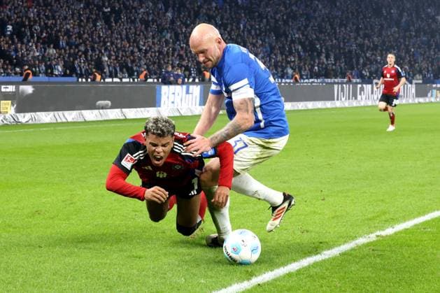 DEU, DFL, 2. FBL, Hertha BSC vs. Hambuerger SV, 25.01.2025, Berliner Olympiastadion, Berlin, DEU, DFL, 2. FBL, Hertha BSC vs. Hambuerger SV, im Bild Toni Leistner (Hertha BSC Berlin 37), Ransford Konigsdorffer (Hamburger SV 11) DFL - regulations prohibit any use of Photographs as image sequences and or quasi-video Foto: Juergen Engler nordphoto GmbH