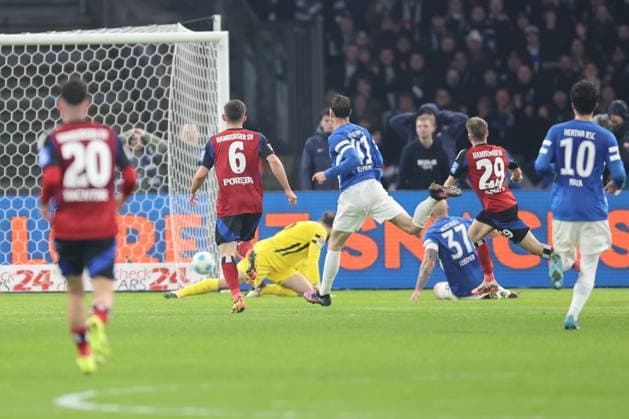 1. Fußball Bundesliga Hertha BSC - Hamburger SV Tor, Emir Sahiti (HSV 29) trift zum 3:2 ins Tor. Toni Leistner (Hertha BSC Berlin 37) und Pascal Klemens (Hertha BSC Berlin 41) können nicht eingreifen, Marius Gersbeck (Hertha BSC Berlin 35) kommt nicht mehr an den Ball, während der Begegnung in der 1. Fußball Bundesliga Hertha BSC - Hamburger SV in Berlin, Olympiastadion, am 25.01.2025. DFB regulations prohibit any use of photographs as image sequences and or quasi video.