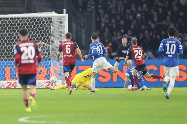 1. Fußball Bundesliga Hertha BSC - Hamburger SV Tor, Emir Sahiti (HSV 29) trift zum 3:2 ins Tor. Toni Leistner (Hertha BSC Berlin 37) und Pascal Klemens (Hertha BSC Berlin 41) können nicht eingreifen, Marius Gersbeck (Hertha BSC Berlin 35) kommt nicht mehr an den Ball, während der Begegnung in der 1. Fußball Bundesliga Hertha BSC - Hamburger SV in Berlin, Olympiastadion, am 25.01.2025. DFB regulations prohibit any use of photographs as image sequences and or quasi video.