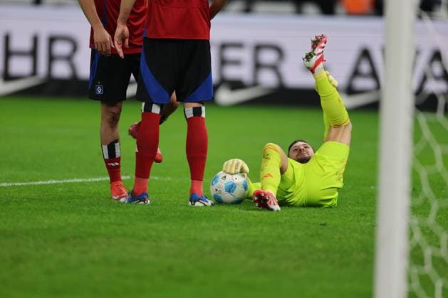 1. Fußball Bundesliga Hertha BSC - Hamburger SV Daniel Heuer Fernandes (HSV 1) verletzt am Boden, während der Begegnung in der 1. Fußball Bundesliga Hertha BSC - Hamburger SV in Berlin, Olympiastadion, am 25.01.2025. DFB regulations prohibit any use of photographs as image sequences and or quasi video.