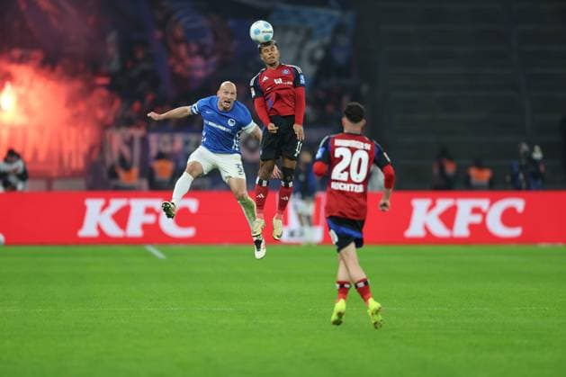 1. Fußball Bundesliga Hertha BSC - Hamburger SV Kopfballduell zwischen Toni Leistner (Hertha BSC Berlin 37) und Ransford Königsdörffer (HSV 11), vorne Marco Richter (HSV 20), während der Begegnung in der 1. Fußball Bundesliga Hertha BSC - Hamburger SV in Berlin, Olympiastadion, am 25.01.2025. DFB regulations prohibit any use of photographs as image sequences and or quasi video.