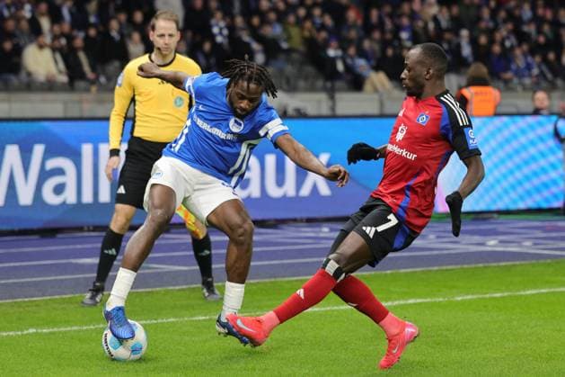 1. Fußball Bundesliga Hertha BSC - Hamburger SV Deyovaisio Zeefuik (Hertha BSC Berlin 42) im Zweikampf mit Jean-Luc Dompé (HSV 7), während der Begegnung in der 1. Fußball Bundesliga Hertha BSC - Hamburger SV in Berlin, Olympiastadion, am 25.01.2025. DFB regulations prohibit any use of photographs as image sequences and or quasi video.