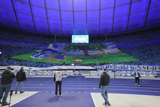 1. Fußball Bundesliga Hertha BSC - Hamburger SV Fanchoreo, Choreografie, Hertha Fans zeigen Bild zur Erinnerung an den verstorbenen Präsidenten Kay Bernstein, während der Begegnung in der 1. Fußball Bundesliga Hertha BSC - Hamburger SV in Berlin, Olympiastadion, am 25.01.2025. DFB regulations prohibit any use of photographs as image sequences and or quasi video.