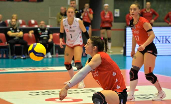 25.01.2025, Dresdens Julie Lengweiler bei der Anahme, Volleyball, 1. Bundesliga, Dresdner SC - SC Potsdam 3:1, (c) Dresden