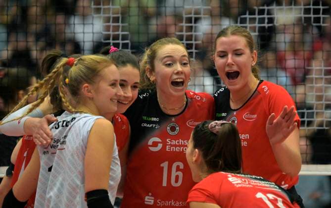 25.01.2025, Dresdens Patricia Nestler, Dresdens Julie Lengweiler, Dresdens Emma Clothier, Dresdens Lorena Lorber Fijok und Dresdens Stamatia Kyparissi freuen sich über einen Punkt, Volleyball, 1. Bundesliga, Dresdner SC - SC Potsdam 3:1, (c) Dresden