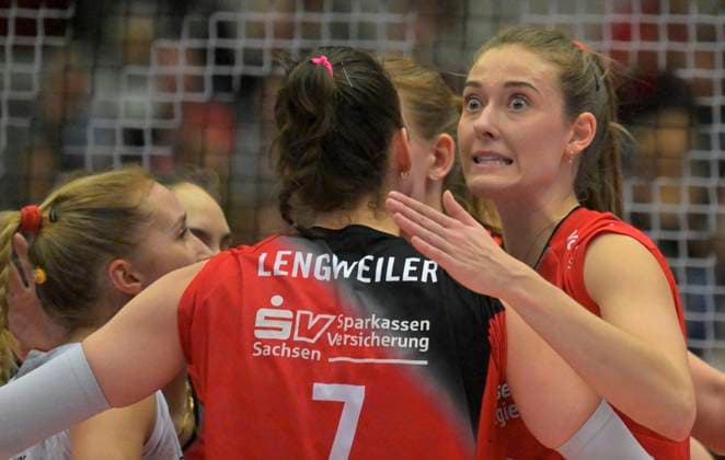 25.01.2025, Dresdens Sarah Straube freut sich mit den Mitspielerinnen, Volleyball, 1. Bundesliga, Dresdner SC - SC Potsdam 3:1, (c) Dresden