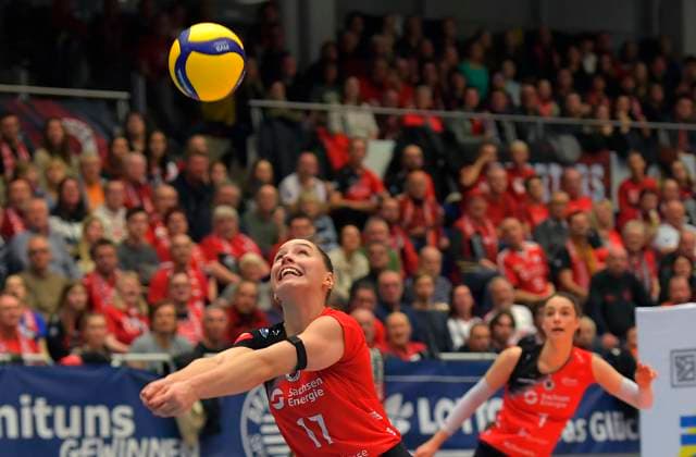 25.01.2025, Dresdens Lorena Lorber Fijok nimmt an, rechts Dresdens Julie Lengweiler, Volleyball, 1. Bundesliga, Dresdner SC - SC Potsdam 3:1, (c) Dresden