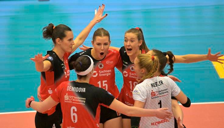 25.01.2025, Dresdner Jubel, oben Dresdens Nathalie Lemmens, Dresdens Marta Levinska und Dresdens Sarah Straube, Volleyball, 1. Bundesliga, Dresdner SC - SC Potsdam 3:1, (c) Dresden